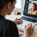 Persona usando una laptop para una consulta de nutrición online
